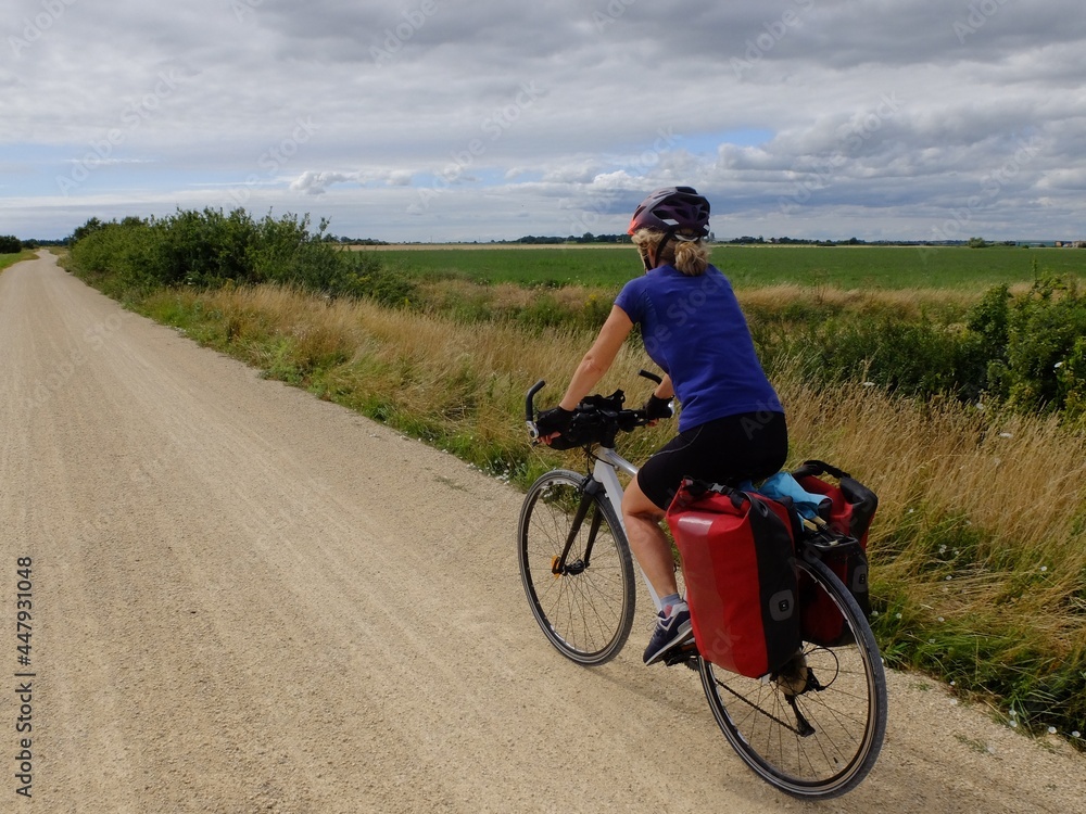 Obraz premium jeune femme à vélo sur bicyclette sur piste cyclable