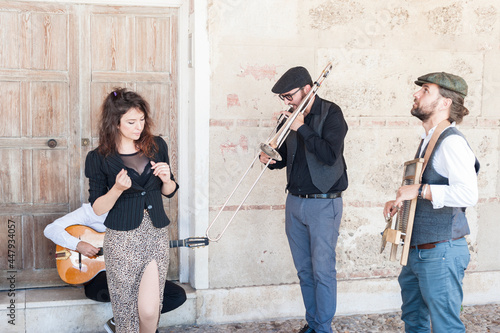 Quadro su tela A jazz band playing and singing in the street