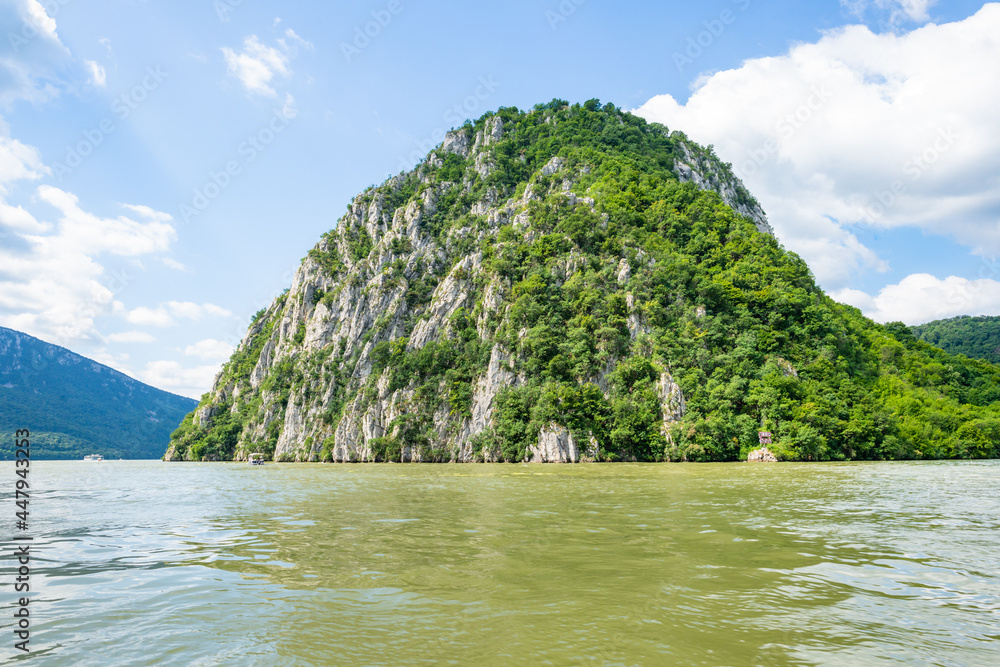 Felslandschaft im rumänisch-serbischen Donautal bei Eselnita