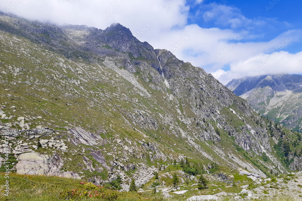 Vista panoramica sulle montagne dal rifugio Cornisello nella Val Nambrone in Trentino, viaggi e paesaggi nel Parco Adamello-Brenta sulle dolomiti in Italia