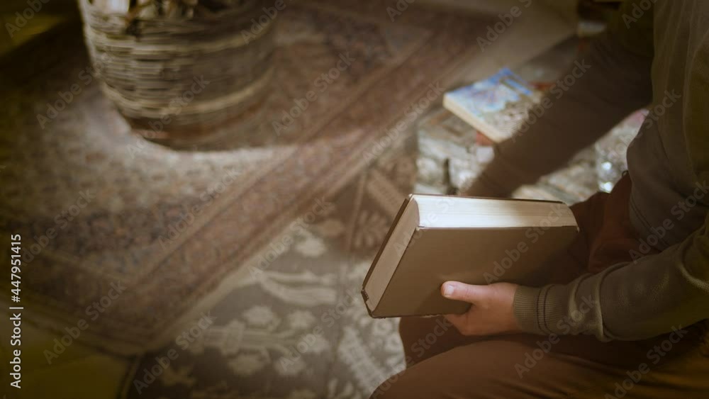 Uomo che legge e spiega libro, la Bibbia Uomo che legge e spiega libro, la Bibbia