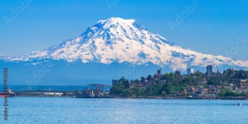 Quadro su tela Mount Rainier and Tacoma from Point Ruston