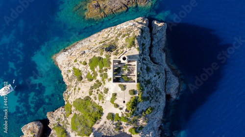 Fotografia Top view of the abandonned lighthouse on the Punta Grossa cape, in the east of I
