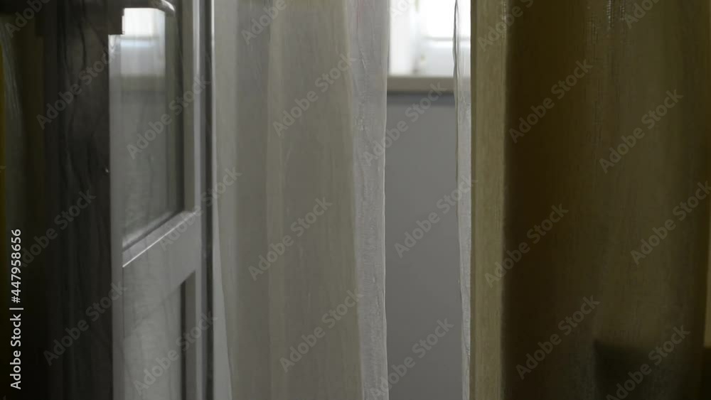 The air flow created by the fan drives the light curtain. The air flow created by the fan drives the light curtain.