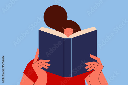 Foto Woman reading a book
