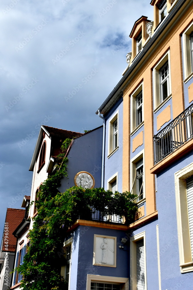 Bunte Altbauten in Freiburg im Breisgau