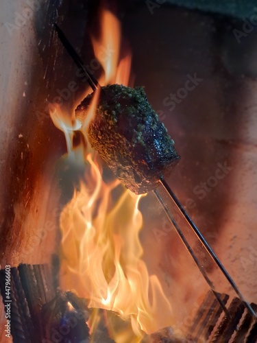carne a las llamas