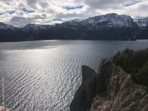 lago entre montañas