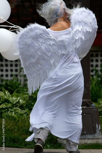 une femme avec un déguisement d'ange dans la rue photo