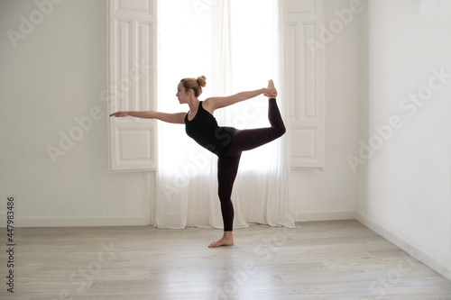 Young woman following a yoga class. © Ana Sofía