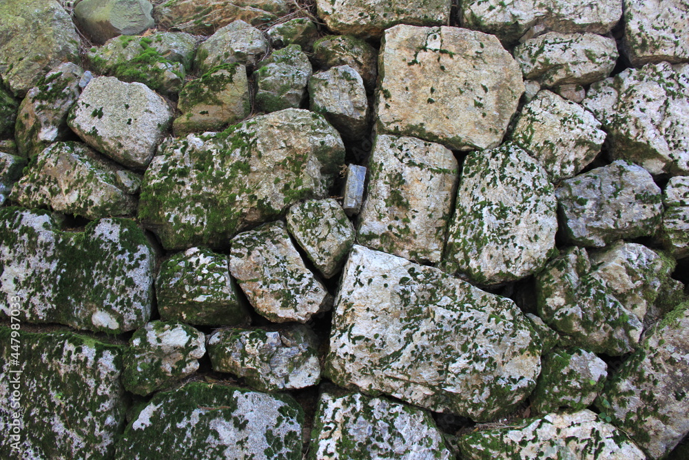 大きさの不揃いな石で建てられている石垣