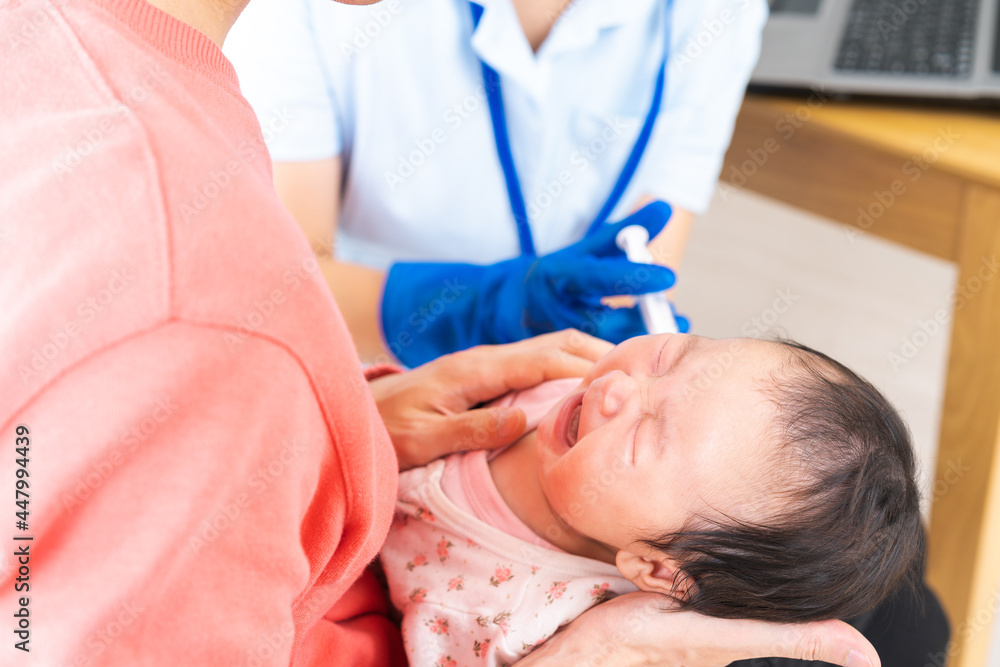 病院で治療を受ける赤ちゃん 病院で治療を受ける赤ちゃん