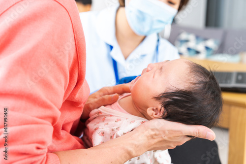 病院で治療を受ける赤ちゃん