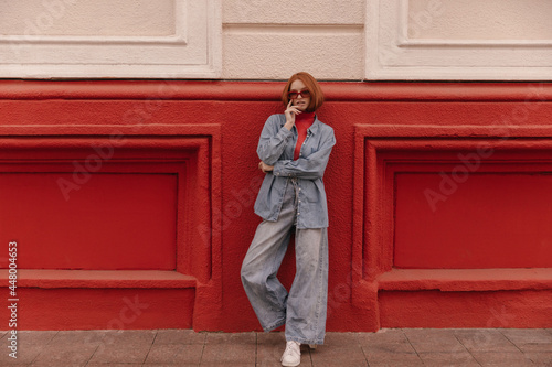Slika na platnu Street fashion portrait of young lady standing against bright building background