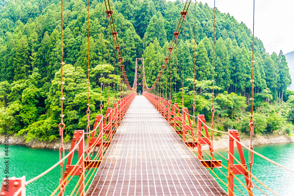 和歌山県有田郡有田川町の有田川二川ダム上に架かる吊り橋、蔵王橋 和歌山県有田郡有田川町の有田川二川ダム上に架かる吊り橋、蔵王橋