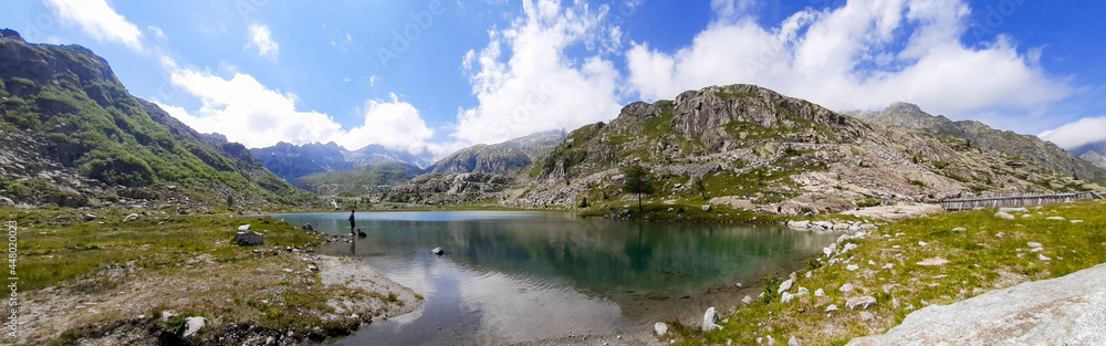 Lago Cornisello e bellissima vista panoramica sulle montagne dal rifugio Cornisello nella Val Nambrone in Trentino, viaggi e paesaggi nel Parco Adamello-Brenta sulle dolomiti in Italia