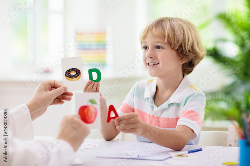 фотографія Kid learning to read. Phonics flash cards.