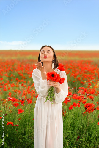 Beautiful young woman in po...