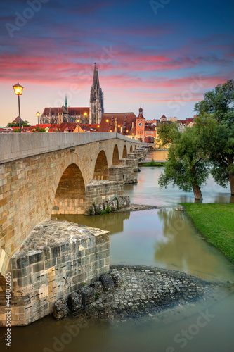 Obraz na płótnie Regensburg, Germany. Cityscape image of Regensburg, Germany with Old Stone Bridge over Danube River and St. Peter Cathedral at summer sunrise. w salonie