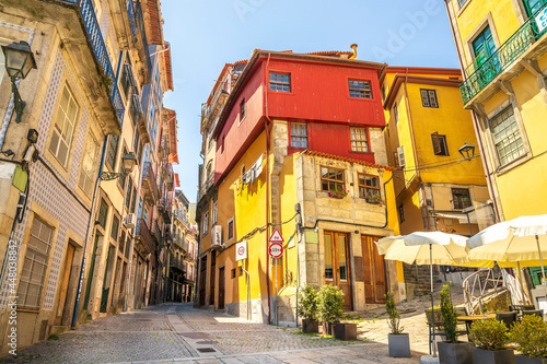 Fototapeta Naklejka Na Ścianę i Meble -  Traditional colorful houses on the historic embankment of Porto, Portugal