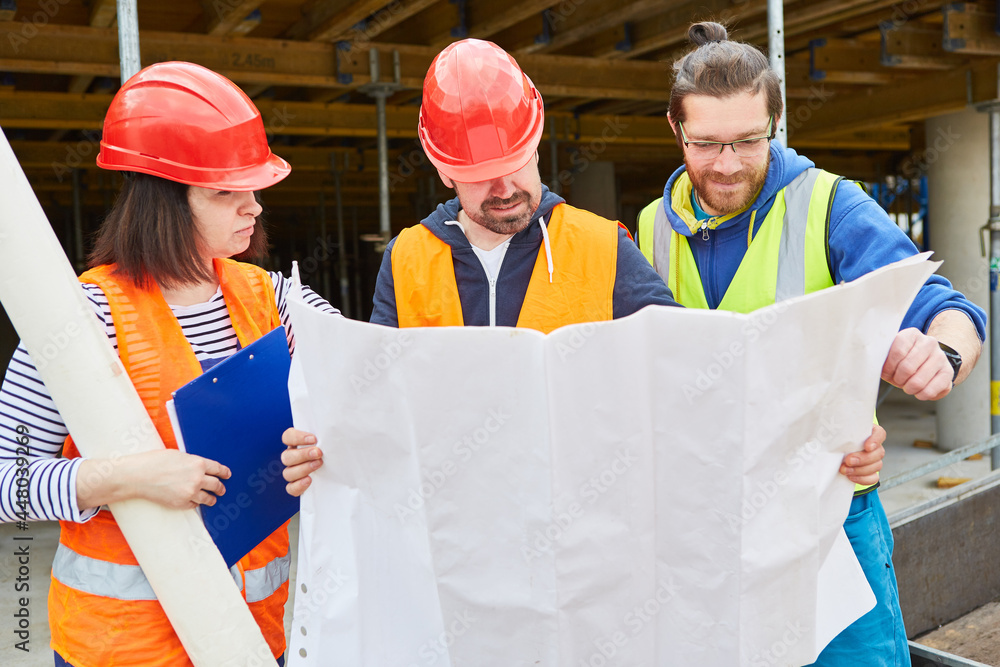 Architekt und Handwerker Team mit Bauzeichnung Architekt und Handwerker Team mit Bauzeichnung