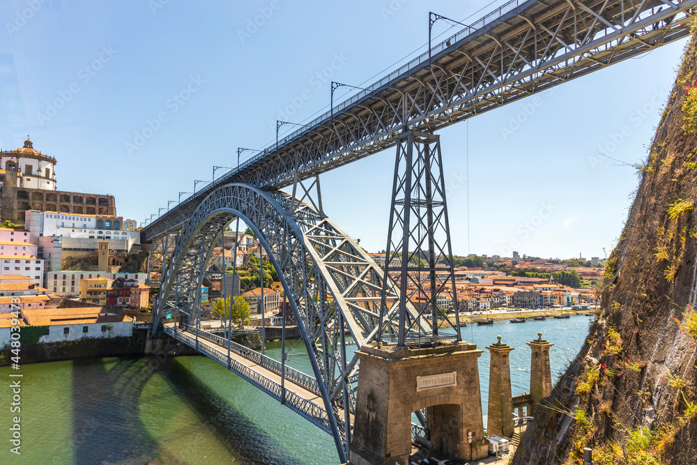 Obraz premium Beautiful Dom Luis I bridge over Douro river in Porto, Portugal