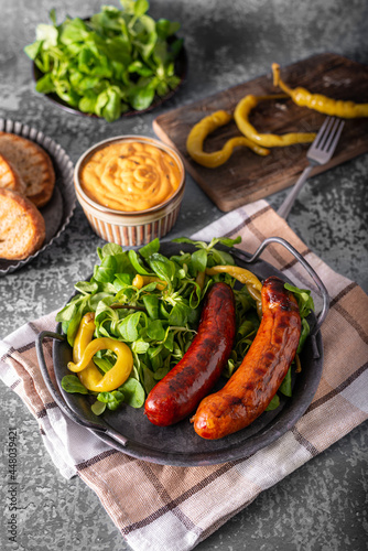 Obraz na płótnie Grilled spicy sausages w salonie