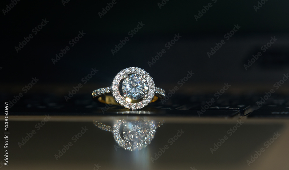 Wedding rings are diamond rings that are beautiful and expensive. Wedding rings are diamond rings that are beautiful and expensive.