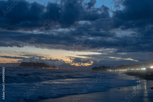 江ノ島の夕陽と海