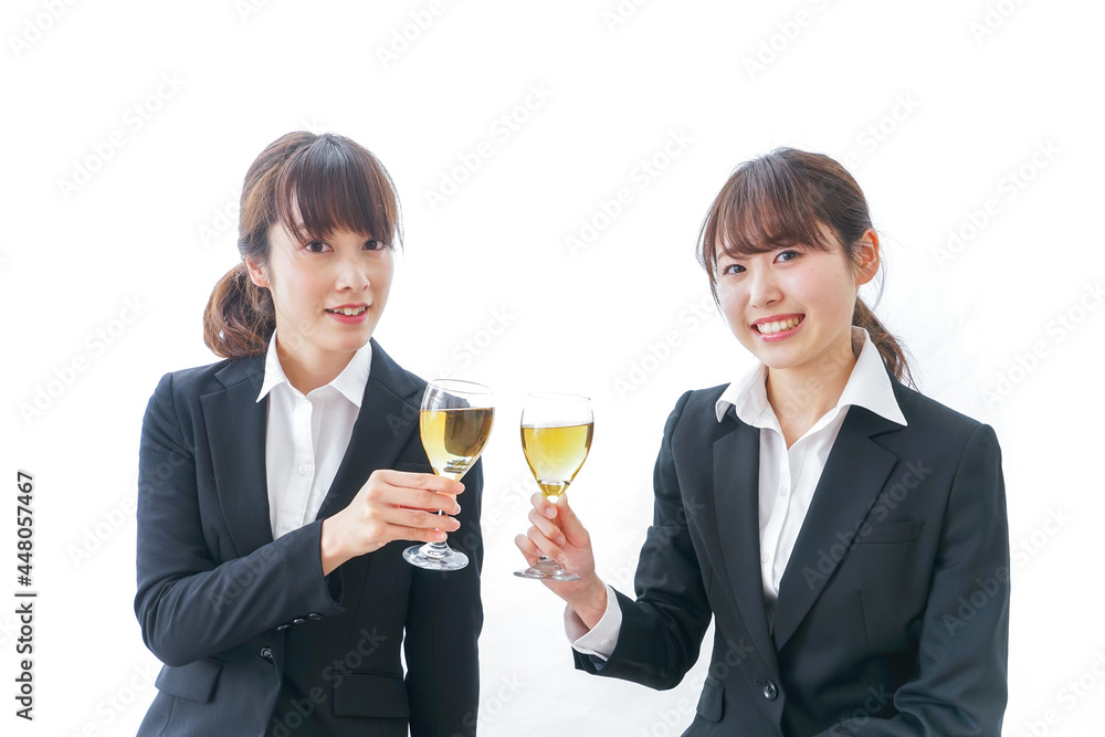飲み会をする若手社員 飲み会をする若手社員