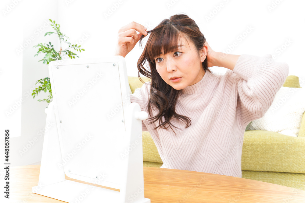 髪の毛のケアをする若い女性 Stock Photo | Adobe Stock