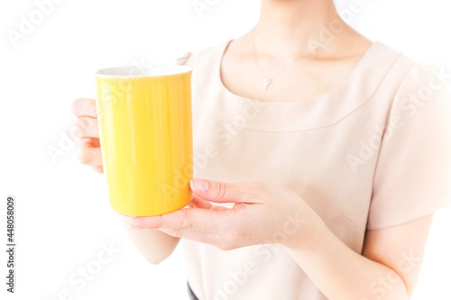 マグカップを持つ女性