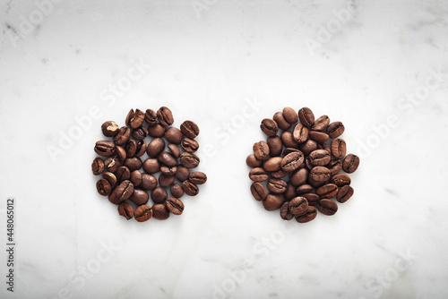 Comparação de grãos de café de boa e má qualidade