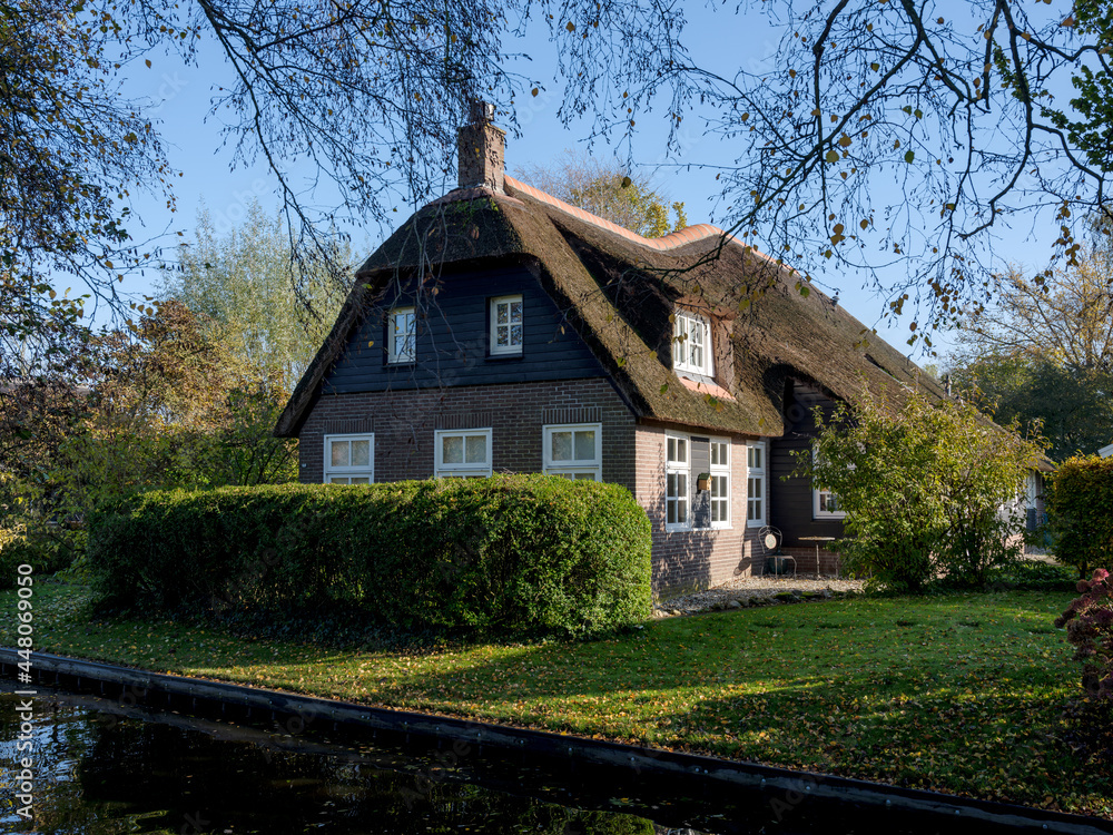 Fototapeta premium Centuries-old thatched-roof houses in Giethoorn, Steenwijkerland, Overijssel Province, The Netherlands