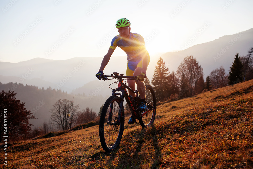 Fototapeta premium Cyclist in the autumn mountain