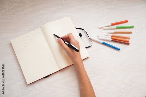 Niño escribiendo en una libreta en blanco