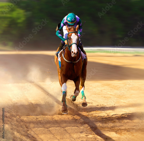 Foto Jockey on racing horse