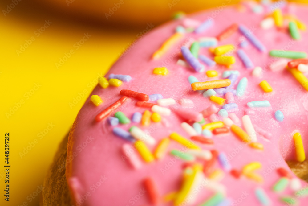 donut, rosca ou rosquinha é um pequeno bolo em forma de rosca donut, rosca ou rosquinha é um pequeno bolo em forma de rosca