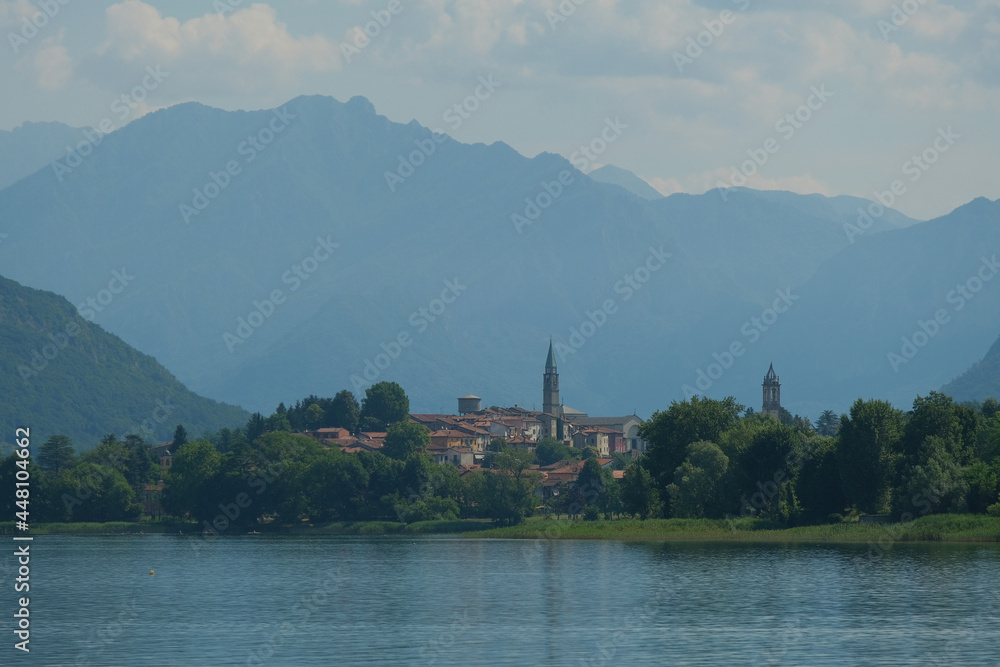 Il panorama di Bosisio Parini dalle sponde del lago di Pusiano a Rogeno.