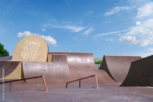 Tableau sur toile empty skatepark in the city public park