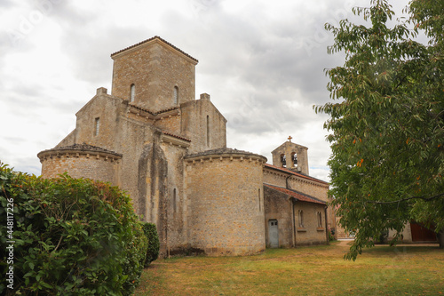 Loiret - Germigny-les-Prés - Eglise de la Très Sainte Trinité avec sa croix et ses cloches photo