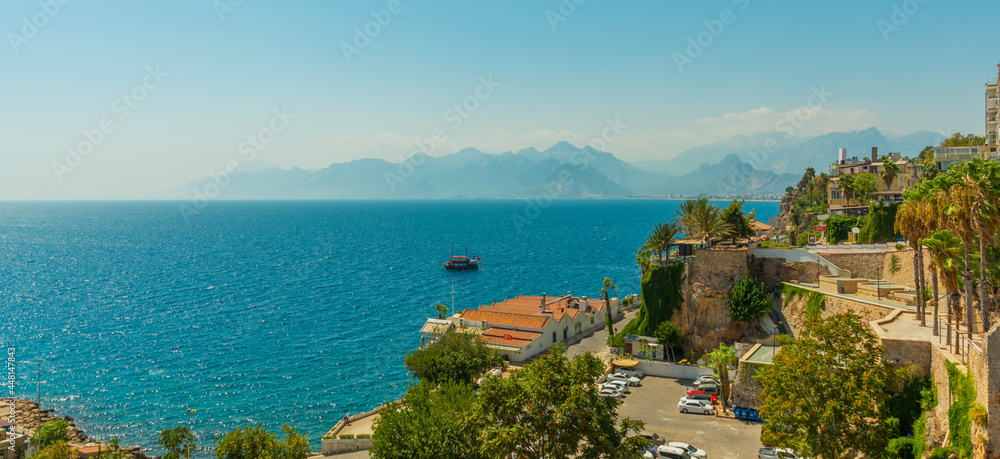 Obraz premium ANTALYA, TURKEY: Top view of the old town, the sea and the mountains on a sunny summer day in Antalya.