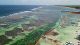 Imágenes aéreas de Mahahual, donde se ubica el segundo muelle de cruceros más importante del Caribe Mexicano, en esta imagen de drone se aprecia la zona de arrecifes, las barreras anti sargazo 
