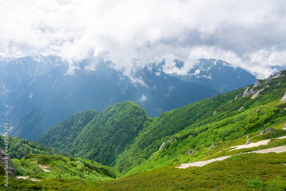 Obraz premium 雲がかかる山岳風景