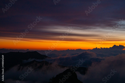 夜明け前　燕山荘からの風景 © Nao