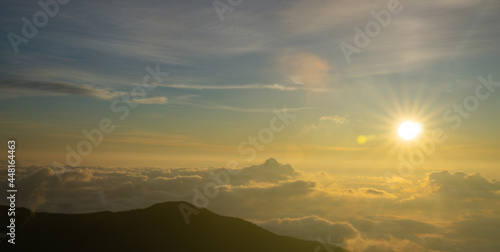 朝の風景 燕岳山荘から日の出を迎える
