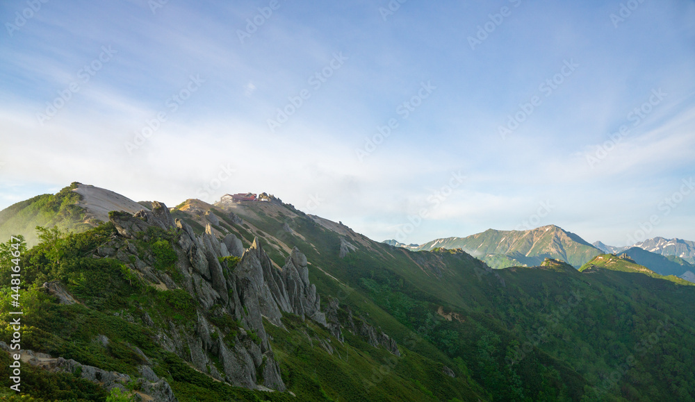 朝焼けの北アルプス　燕岳からの風景　アルプス山脈と燕山荘