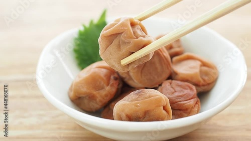梅干しを箸で掴む