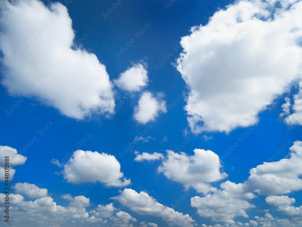 Naklejka premium 初夏の青空と雲