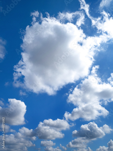 Fototapeta Naklejka Na Ścianę i Meble -  初夏の青空と雲